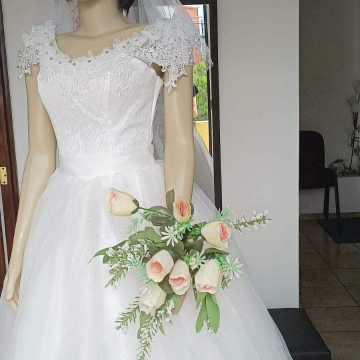 Vestido de novia con flores